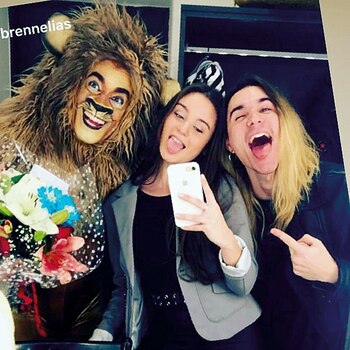 Cae se sube al escenario