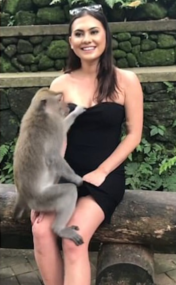 El mono intentó jalar su vestido, pero la turista se quedó perpleja; después, la acción del animal desató su risa (Foto: Especial)