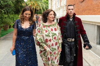 Lisi Fracchia -joyera argentina de la Reina Letizia y de Máxima Zorreguieta- y la Vizcondesa de Garci-Grande, Maribel de Ortiz -madrina de la presentación-, hacen su ingreso junto a Roberto Piazza.