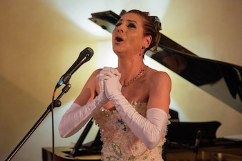 La cantante Marcela Paoli cantó “No llores por mí Argentina”.