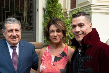 El embajador argentino Ramón Puerta y su mujer junto al modisto.