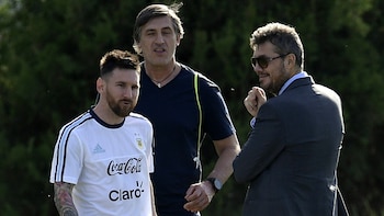 Marcelo Tinelli junto a Lionel Messi en uno de los entrenamientos de Ezeiza