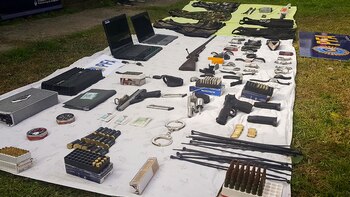 Dos pistolas y un revólver,