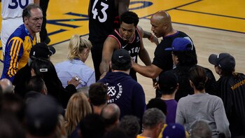 Stevens, accionista minoritario de los Warriors, no podrá ingresar a ver un partido de NBA durante un año (AP Photo/Tony Avelar)