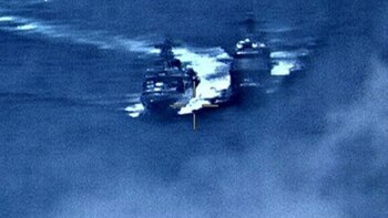 Los buques casi colisionan en