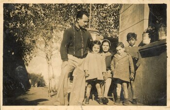 Horacio Cháves con sus hijos