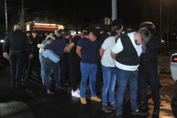 Elementos de la SSC de la CDMX, detuvieron mediante un operativo a doce integrantes del grupo delictivo La Unión en avenida Canal de Miramontes (FOTO: LUIS CARBAYO /CUARTOSCURO)