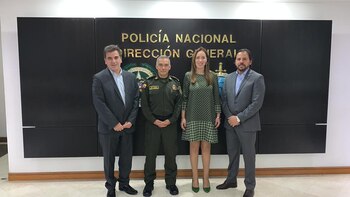 En el centro y junto