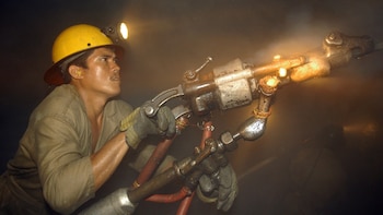 Un trabajador minero en Puerto