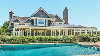 Con la pileta de fondo,