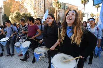 No faltaron tambores, ni canciones,