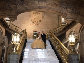 La quinceañera Jessica Joselyn Martínez fue la primer persona en hacer su sesión de fotos en el Palacio del Ayuntamiento (Foto: Facebook La Calle de las Novias y las Ceremonias)