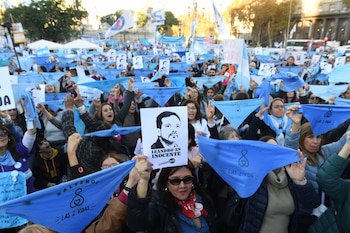 Los pañuelos celestes marcharon una