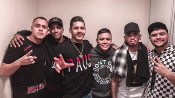 Gabriel Jesus junto a unos