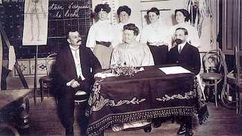 Cecilia Grierson junto a otros