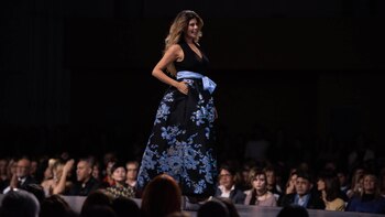 Loly Antoniale luciendo un vestido