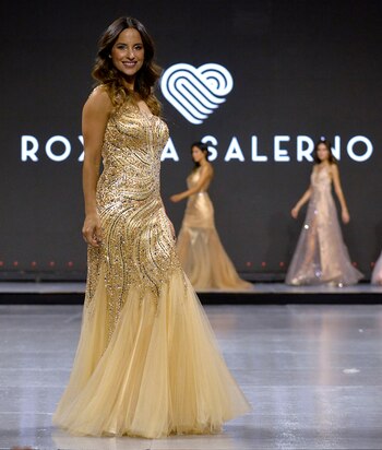 Lourdes Sánchez desfilando para Roxana