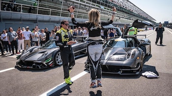 De fondo, los dos Pagani