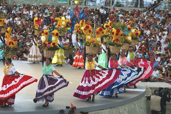Guelaguetza proviene del Zapoteco Guendalizaa