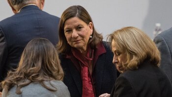 Martha Bárcena (centro), la embajadora