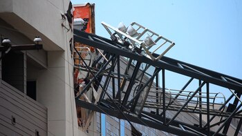 Una grúa se derrumbó sobre