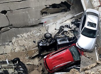 Varios autos quedaron destruidos (Twitter)