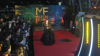 Con detalles en terciopelo y