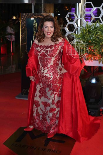 Costa lució vestido en rojo