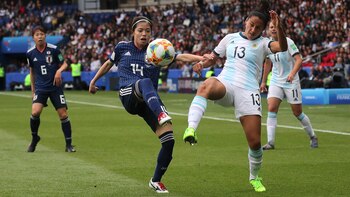 Gómez disputa la pelota con