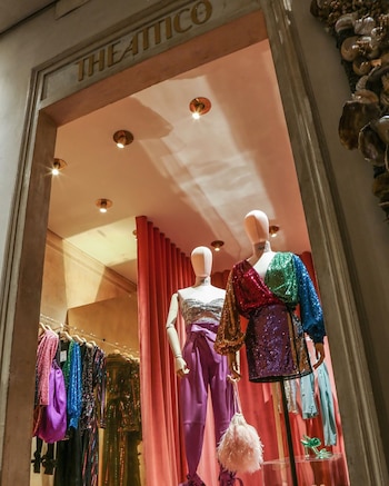 Su local es muy teatral.