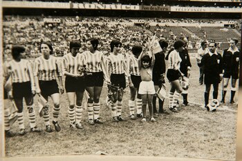 Una postal del partido debut