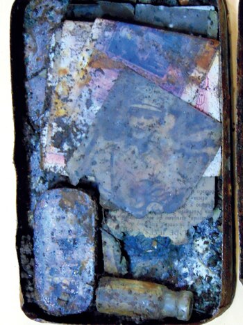 Fotos, papeles, recortes de diarios…