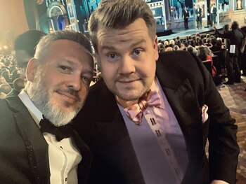 Con el presentador James Corden:
