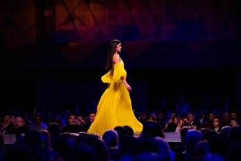 Pliegues, volados y escotes fueron