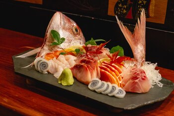 Sashimi, productos frescos y variados