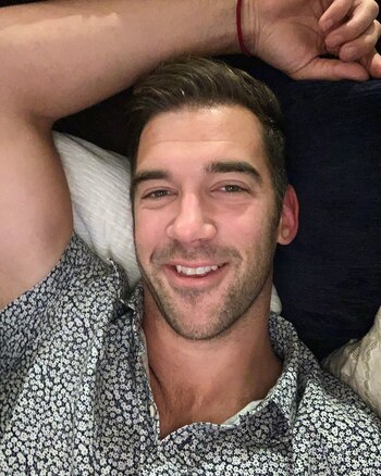 (Instagram: lewishowes)