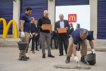 E Jefe de Gobierno porteño, Horacio Rodríguez Larreta, y el fundador de Arcos Dorados, Woods Staton, colocaron la piedra fundacional del Mc Donald’s en el Barrio Padre Mugica