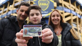 Los nietos y bisnieto de Miguel Claparols con su carnet en la Bombonera (Maximiliano Luna)