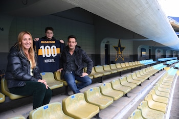 Los nietos (Verónica y Christian) y un bisnieto (Gonzalo) de Miguel Claparols en la platea que ocupó durante sus últimos años (Maximiliano Luna)