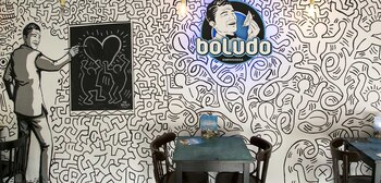 En su local el joven