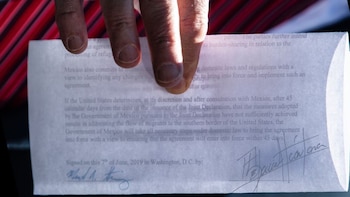 Trump mostró una hoja ,