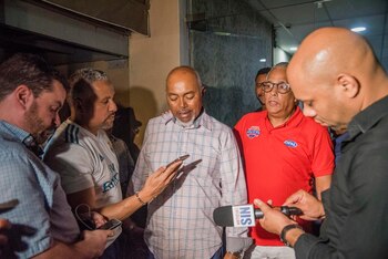 Leo Ortiz (centro), padre de