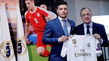 Luka Jovic posa junto al