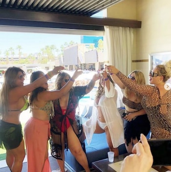 Brindando con sus amigas (Instagram: