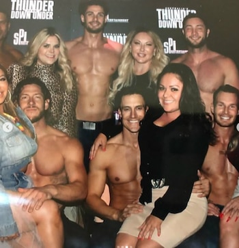 Con sus amigas y los