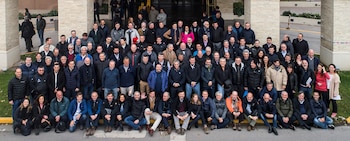 Los empresarios de IDEA, ayer en una bodega neuquina, luego de recorrer los yacimientos de Vaca Muerta