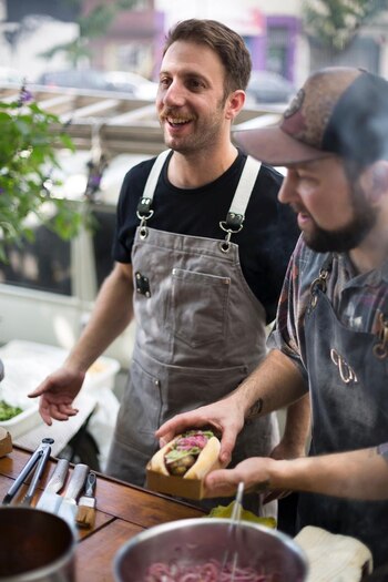 En acción, Max en la