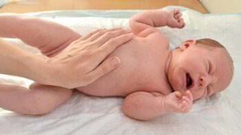 Los niños con alguna alergia alimentaria suelen debutar con dos o más síntomas, tales como vómitos, reflujo o diarreas (Shutterstock)