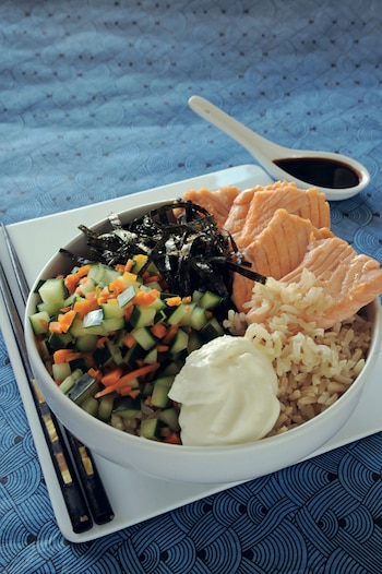 Con salmón rosado dorado a