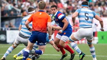 Arthur Vincent, rodeado por las